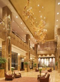Česká skleněná plastika v pekingském hotelu Fairmont