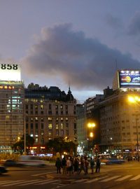 V Buenos Aires se stmívá a v tančírnách se začíná probouzet život