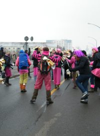 Drážďany - demonstranti na Budapešťském mostě