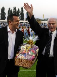 Ján Popluhár (vpravo) dostává od vedení Slovanu Bratislava dárek k 75. narozeninám