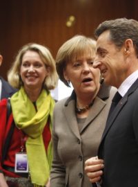 Angela Merkelová a Nicolas Sarkozy během summitu EU v Bruselu