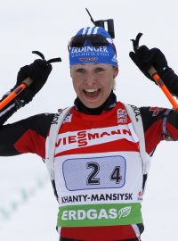 Biatlonistka Magdalena Neunerová dováží německou štafetu ke zlatu na MS v Chanty-Mansijsku