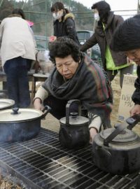 Ženy připravují improvizovanou snídani v japonské oblasti Minamisanriku, zasažené zemětřesením a vlnou cunami