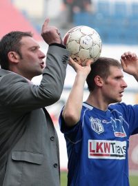 Trenér fotbalistů Ústí nad Labem Svatopluk Habanec předává pokyny na hřiště. Vpravo jeho svěřenec Vlastimil Stožický.