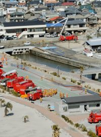 Příprava hasičů na práce při chlazení poškozených reaktorů jaderné elektrárny Fukušima Dai - iči
