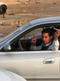 Libyjští povstalci se znovu zmocnili města Adžedábíja