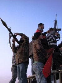 Libyjští povstalci se znovu zmocnili města Adžedábíja