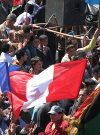 Lidé v Benghází nesou vlajky zemí, které se účastní libyjské spojenecké operace