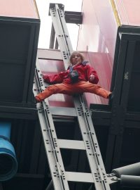 Alain Robert vylezl v polovině března na pařížskou budovu Centre Pompidou, kde je muzeum moderního umění.