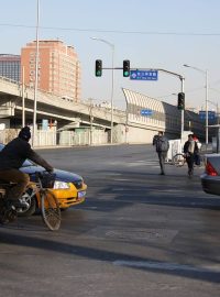 Mezi auty se v Pekingu proplétají cyklisté