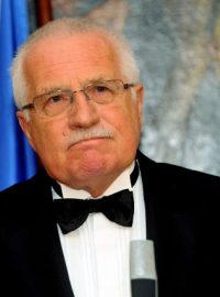 Prezident Václav Klaus se vyjádřil k vládní krizi, šéfy koaličních stran pozval na Hrad