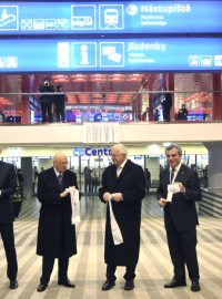 Otevření nové haly pražského hlavního nádraží. Slavnosti se zúčastnil také italský prezident Giorgio Napolitano a Václav Klaus.