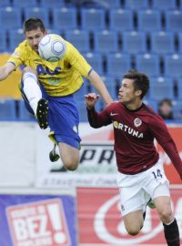 Teplický stoper Michal Smejkal (vlevo) a Václav Kadlec ze Sparty bojují o míč v dohrávce 26. kola Gambrinus ligy, která skončila nerozhodně 2:2.