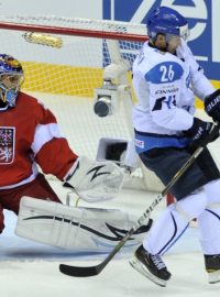 Mistrovství světa v ledním hokeji 2011, skupina D, Česká republika - Finsko 4. května v Bratislavě. Zleva brankář Ondřej Pavelec (CZE) a útočník Jarkko Immonen (FIN).