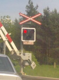 Železniční přejezd se závorami