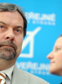 Věci veřejné, Radek John a Karolína Peake