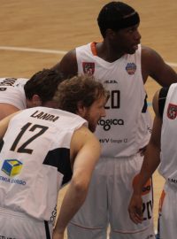 Válečná porada basketbalistů Děčína. Zleva Robert Landa, Pavel Houška, Levell Sanders a William Hatcher.