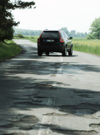 Výmoly na silnici nedaleko Roudnice nad Labem.