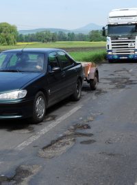 Výmoly na silnici nedaleko Roudnice nad Labem.