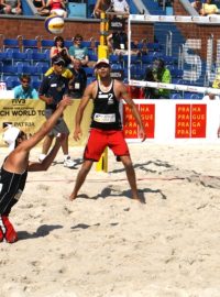 Elitní beachvolejbal na pražské Štvanici: Rogers,Dalhausser - Beneš, Kubala