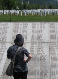 Patmátník Srebrenica-Potočari, kde odpočívají těla tisíců povražděných bosenských Muslimů