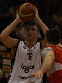 Opora Basketbalového klubu Děčín Pavel Houška (v bílém).