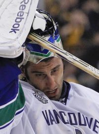 Kanadský brankář Vancouveru Luongo udržel ve finále play-off NHL druhou nulu