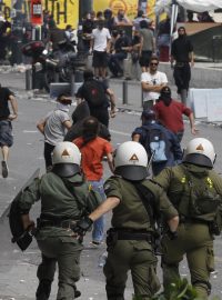 Během nepokojů v Aténách došlo ke střetům mezi policii a demonstranty