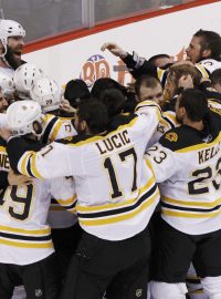 Hokejisté Boston Bruins oslavují zisk Stanley Cupu