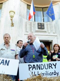 Shromáždění odborů proti vládním reformám a na podporu stávky v dopravě na Palackého náměstí v Praze