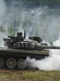 Jednotka české armády předvedla u Strašic na Rokycansku eliminaci povstalecké základny v rámci akce Bahna 2011. Na snímku je tank T-72.