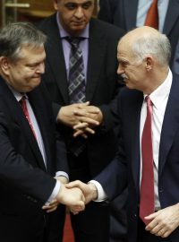 Jorgos Papandreou (vpravo) a ministr financí Evangelos Venizelos Řecko