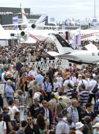 Návštěvníci 49. leteckého aerosalonu na letišti Le Bourget poblíž Paříže