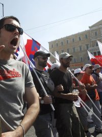 Demonstranti pochodují v Aténách na protest proti úsporným opatřením vlády.
