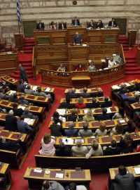Řecký parlament schválil úsporná opatření.