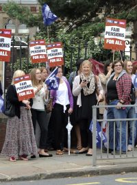 V Británii stávkují učitelé a státní zaměstnanci proti důchodové reformě