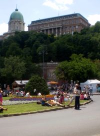 Pod královským palácem Budínského hradu zábava teprve začíná