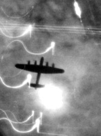 Avro Lancaster při náletu na Hamburk