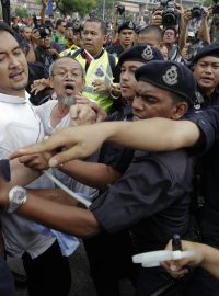 Malajsijská policie zatkla příznivce volební reformy koalice při střetech v centru Kuala Lumpur