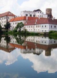 Odraz siluety zámeckého komplexu na hladině rybníka Vajgar si v Jindřichově Hradci musí fotograficky zdokumentovat snad každý turista