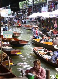 Za neopakovatelnou atmosférou plovoucího tržiště míří také davy turistů