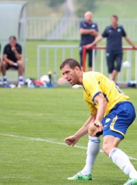 Teplický Štěpán Vachoušek (vlevo) odehrává míč před libereckým Tomášem Janů v přípravném duelu, ve kterém Teplice vyhrály 3:1.