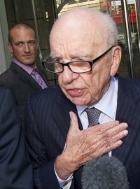 Rupert Murdoch mluví s novináři před hotelem, ve kterém se sešel s rodiči Milly Dowlerové.