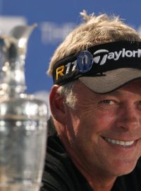 Severoirský golfista Darren Clarke s trofejí pro vítěze British Open