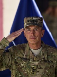 Odcházející generál David Petraeus. (Afghánistán)