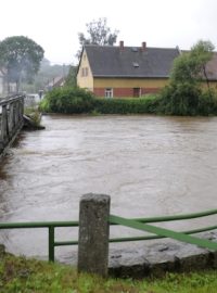 Zvýšená hladina řeky Smědé v osadě Předlánce u Višňové na Liberecku