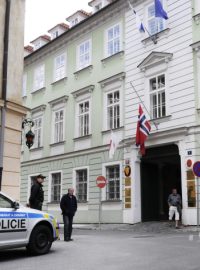 Policejní hlídka před budovou norského velvyslanectví v Praze