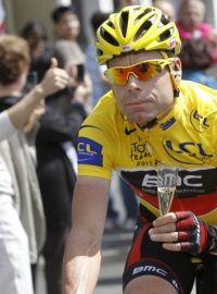 Cadel Evans, australský cyklista coby čertsvý vítěz Tour de France 2011 v cíli závěrečné etapy