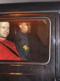 Anders Behring Breivik v ozbrojeném policejním autě na cestě z dnešního soudu