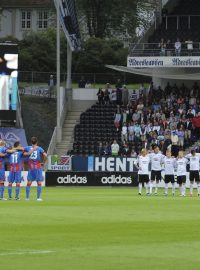 Fotbalisté uctili minutou ticha památku obětí norského střelce